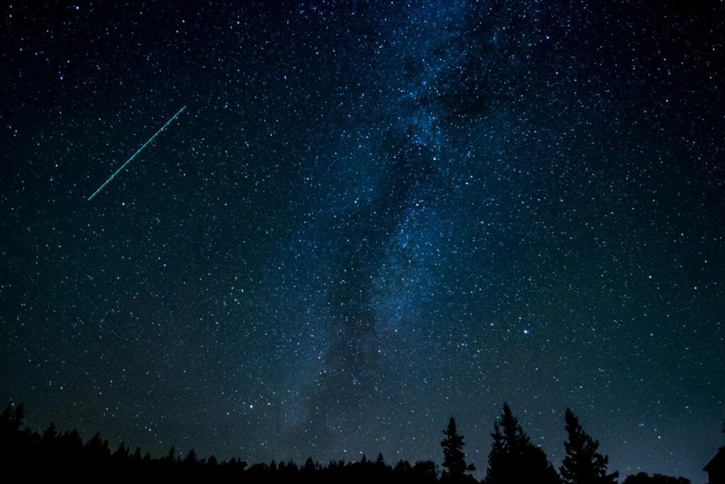 A meteor in front of the Milky Way